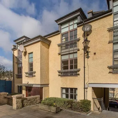 Next To The Palace And Royal Mile With Parking Edinburgh Exterior photo