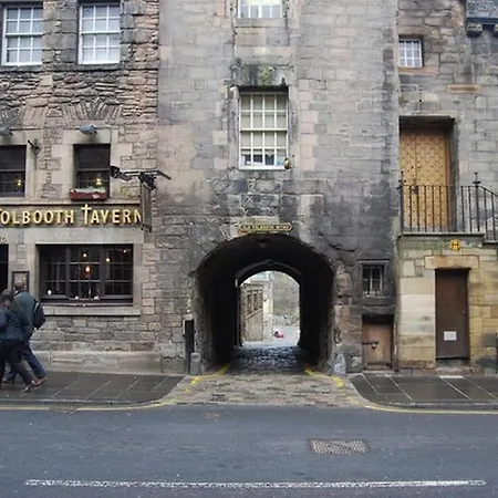 Next To The Palace And Royal Mile With Parking Edinburgh Exterior photo