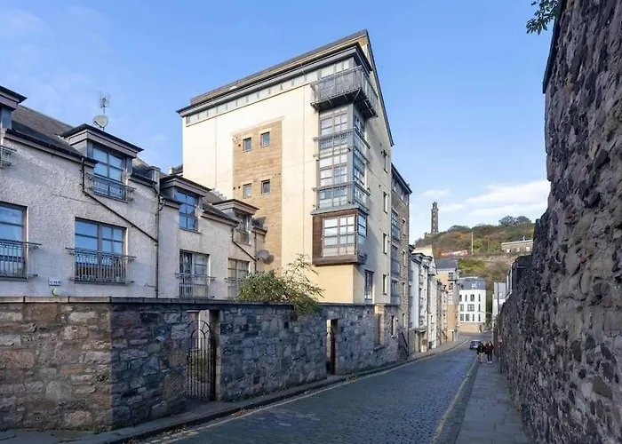Next To The Palace And Royal Mile With Parking