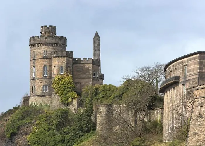 Next To The Palace And Royal Mile With Parking